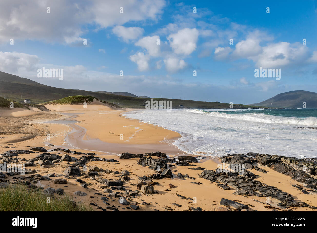 Spiaggia Borvemor su Harris dalla costa atlantica Foto Stock