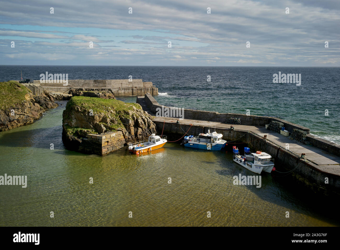 Il piccolo porto di pescatori di Niss, sul punto più alto dell'isola di Lewis in Scozia. Foto Stock