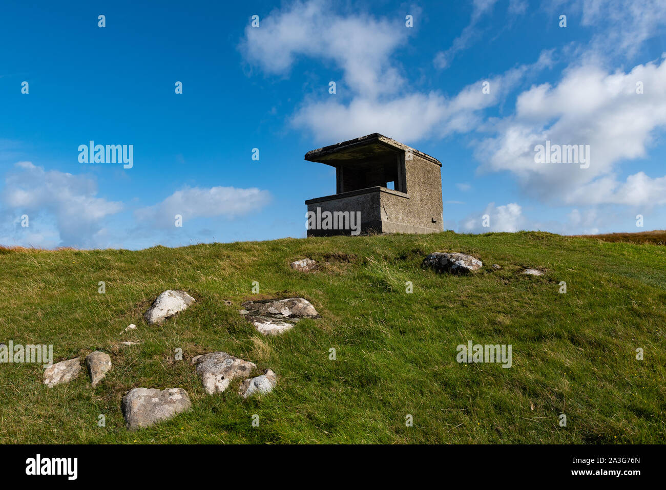 Vecchio Lookout Post a Neist punto sull'isola di Skye Foto Stock