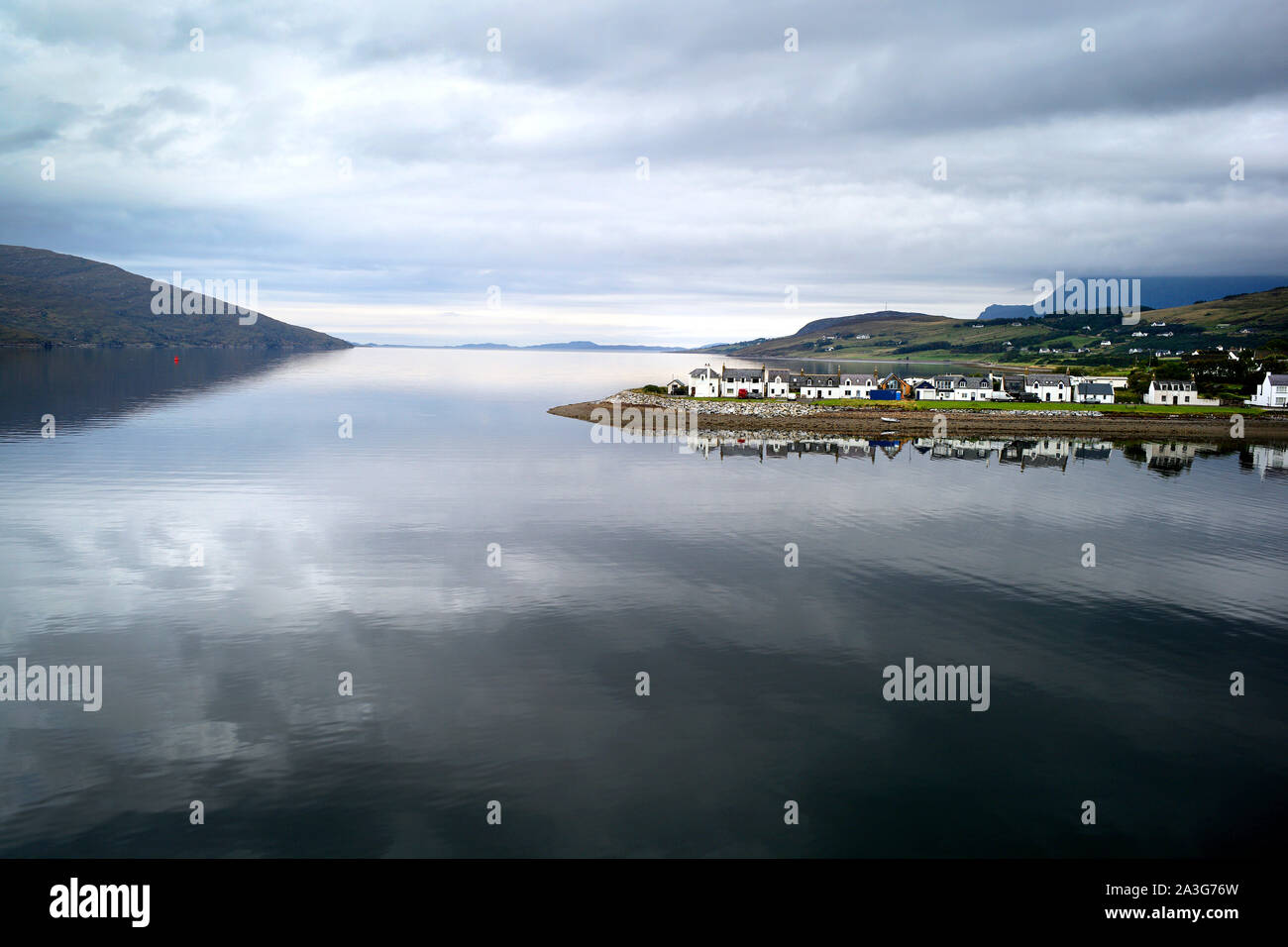 La piccola città portuale di Ullapool che si trova sulla riva settentrionale del Loch Ginestra, Ross-Shire, Scozia. Foto Stock