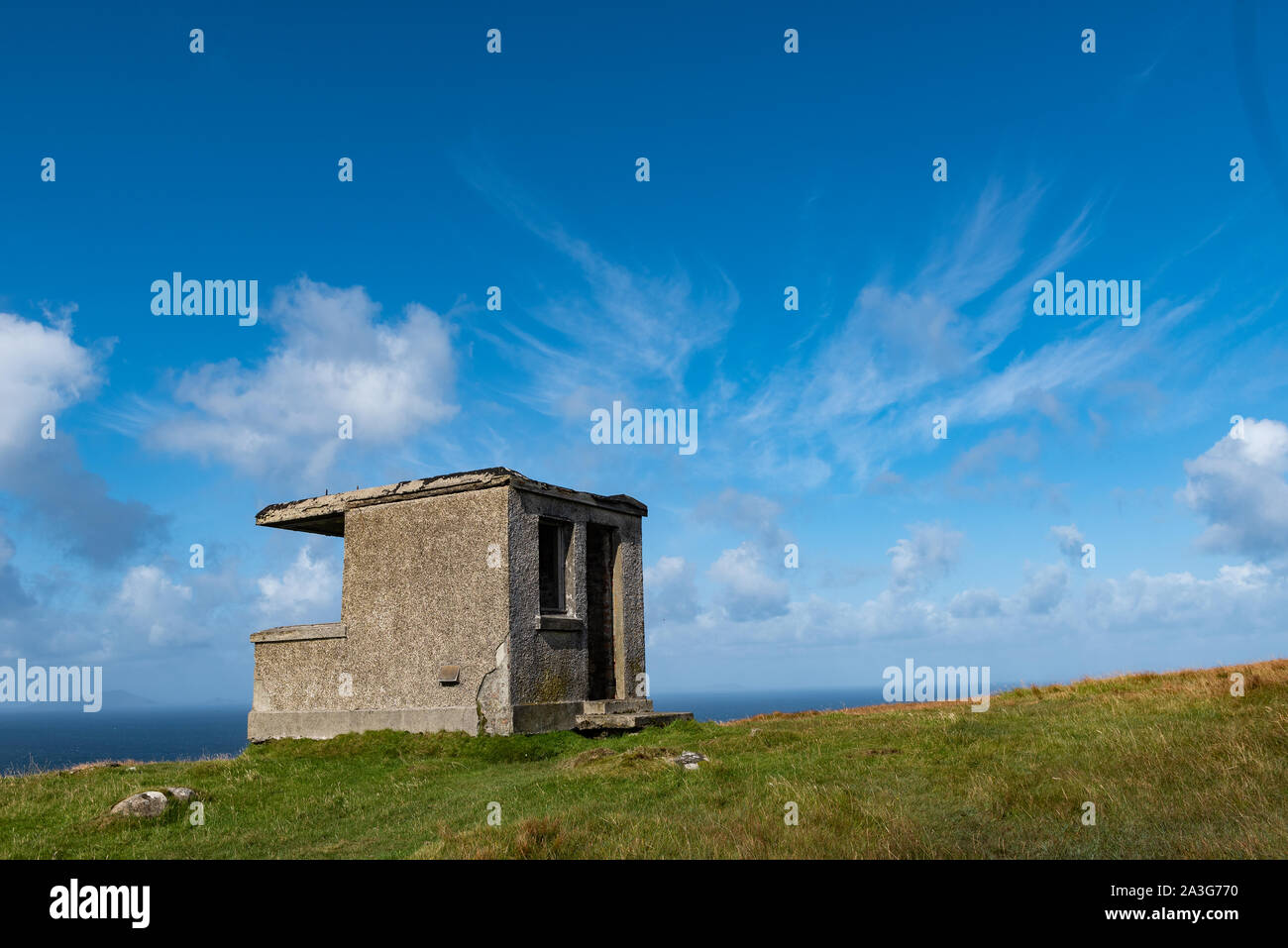 Vecchio Lookout Post a Neist punto sull'isola di Skye Foto Stock