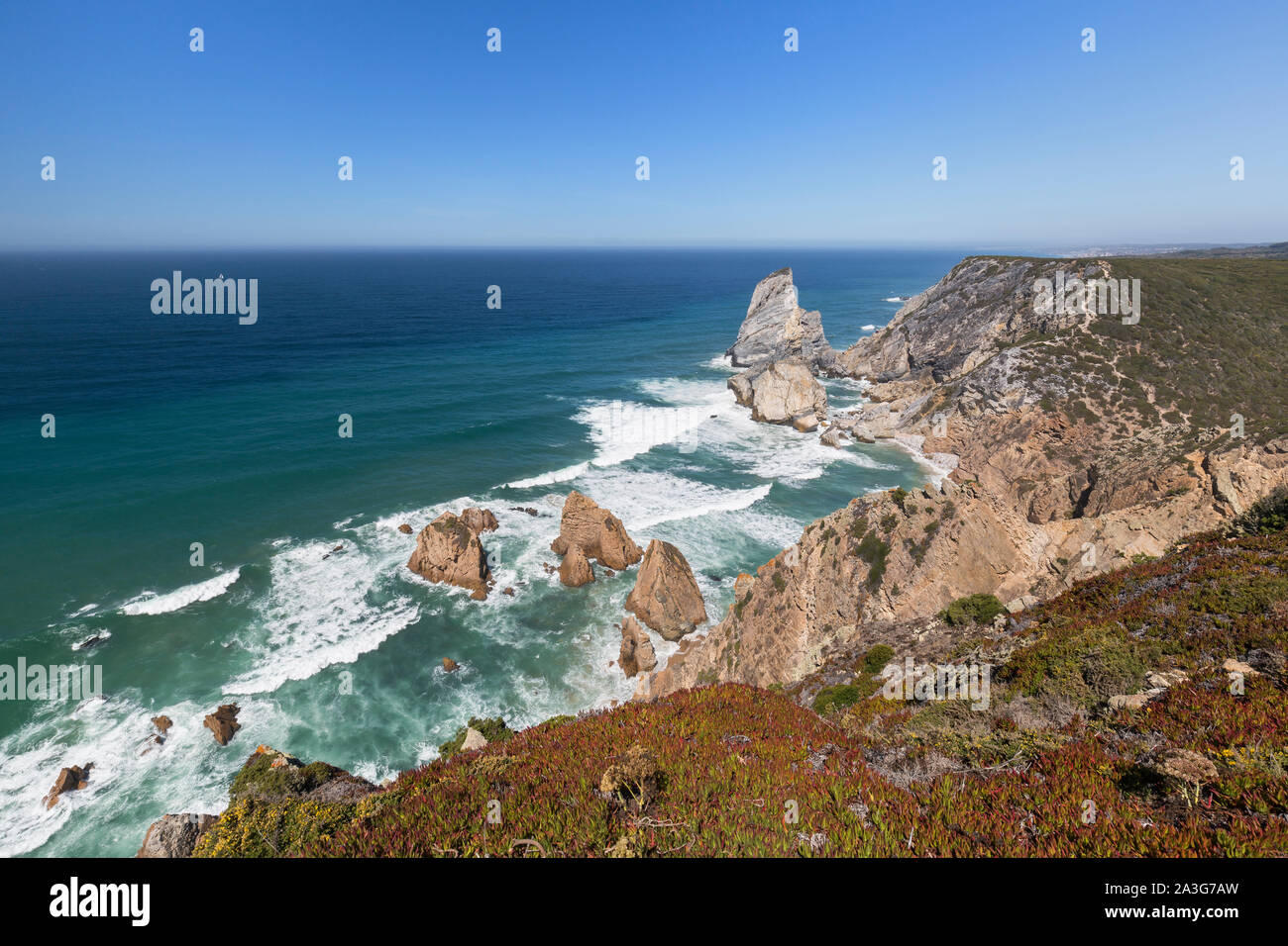 Vista panoramica dell'Oceano Atlantico e la costa scoscesa con enormi massi vicino Cabo da Roca, il punto più occidentale del continente europeo, in Portogallo. Foto Stock