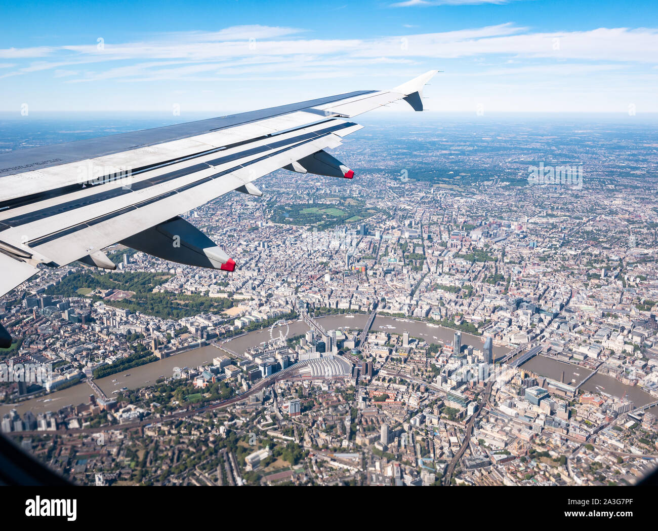 Vista dalla finestra del piano su fiume Thames & Westminster: London Eye, St James Park, Regent's Park e la stazione di Waterloo, London, England, Regno Unito Foto Stock