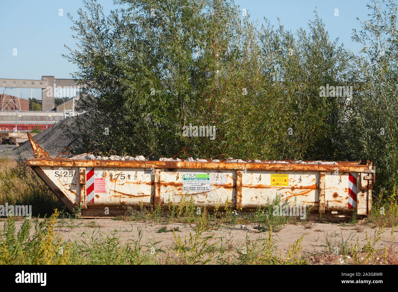 Vecchio arrugginito trogolo di assestamento per costruzione di macerie in piedi su un prato, Germania, Europa Foto Stock