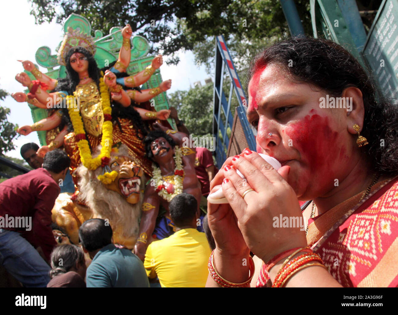 Bangalore, India. 8 Ott, 2019. Devoti indù partecipare dea Indù Durga idolo processione di immersione in un lago l'ultimo giorno di Durga Puja festival in Bangalore, India, Ottobre 8, 2019. Durante i cinque giorni di Durga Puja festival, la dea Indù Durga è adorato nelle sue diverse forme. Credito: Str/Xinhua/Alamy Live News Foto Stock