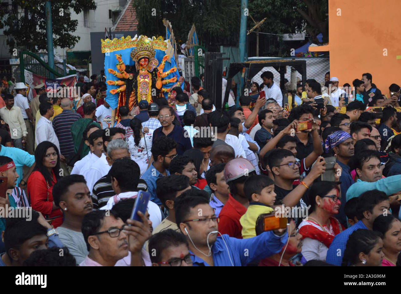 Bangalore, India. 8 Ott, 2019. Devoti indù partecipare dea Indù Durga idolo processione di immersione in un lago l'ultimo giorno di Durga Puja festival in Bangalore, India, Ottobre 8, 2019. Durante i cinque giorni di Durga Puja festival, la dea Indù Durga è adorato nelle sue diverse forme. Credito: Str/Xinhua/Alamy Live News Foto Stock