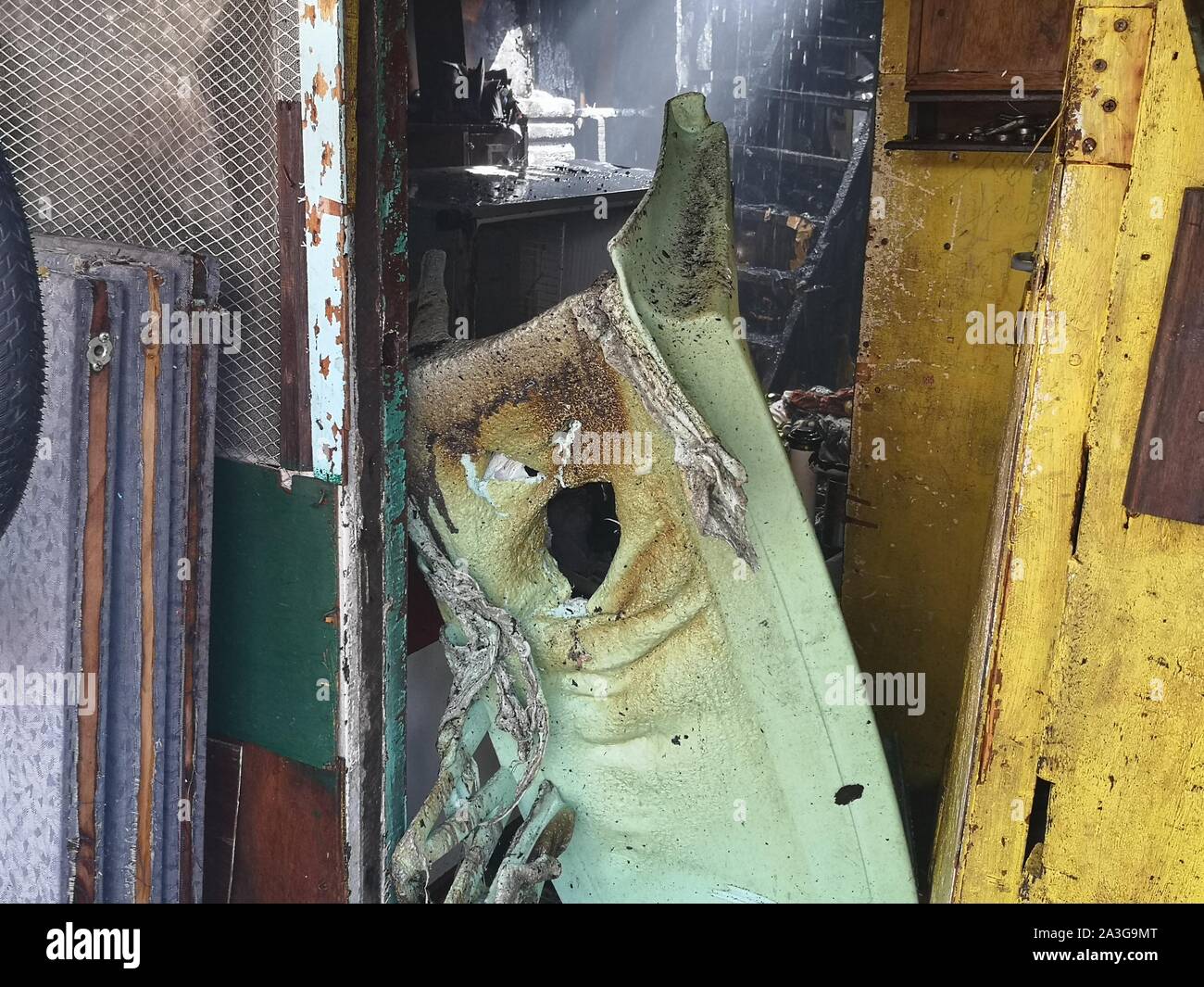 Manila, Filippine. 08 ott 2019. Un incendio che ha raggiunto il livello di allerta 2 hits shanty case di Brgy. 779 Zona 85 a Manila. (Foto di Giuseppe Dacalanio/Pacific Stampa) Credito: Pacific Press Agency/Alamy Live News Foto Stock