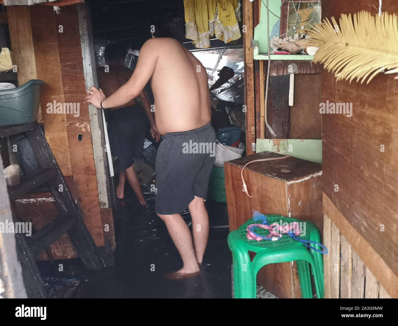 Manila, Filippine. 08 ott 2019. Un incendio che ha raggiunto il livello di allerta 2 hits shanty case di Brgy. 779 Zona 85 a Manila. (Foto di Giuseppe Dacalanio/Pacific Stampa) Credito: Pacific Press Agency/Alamy Live News Foto Stock