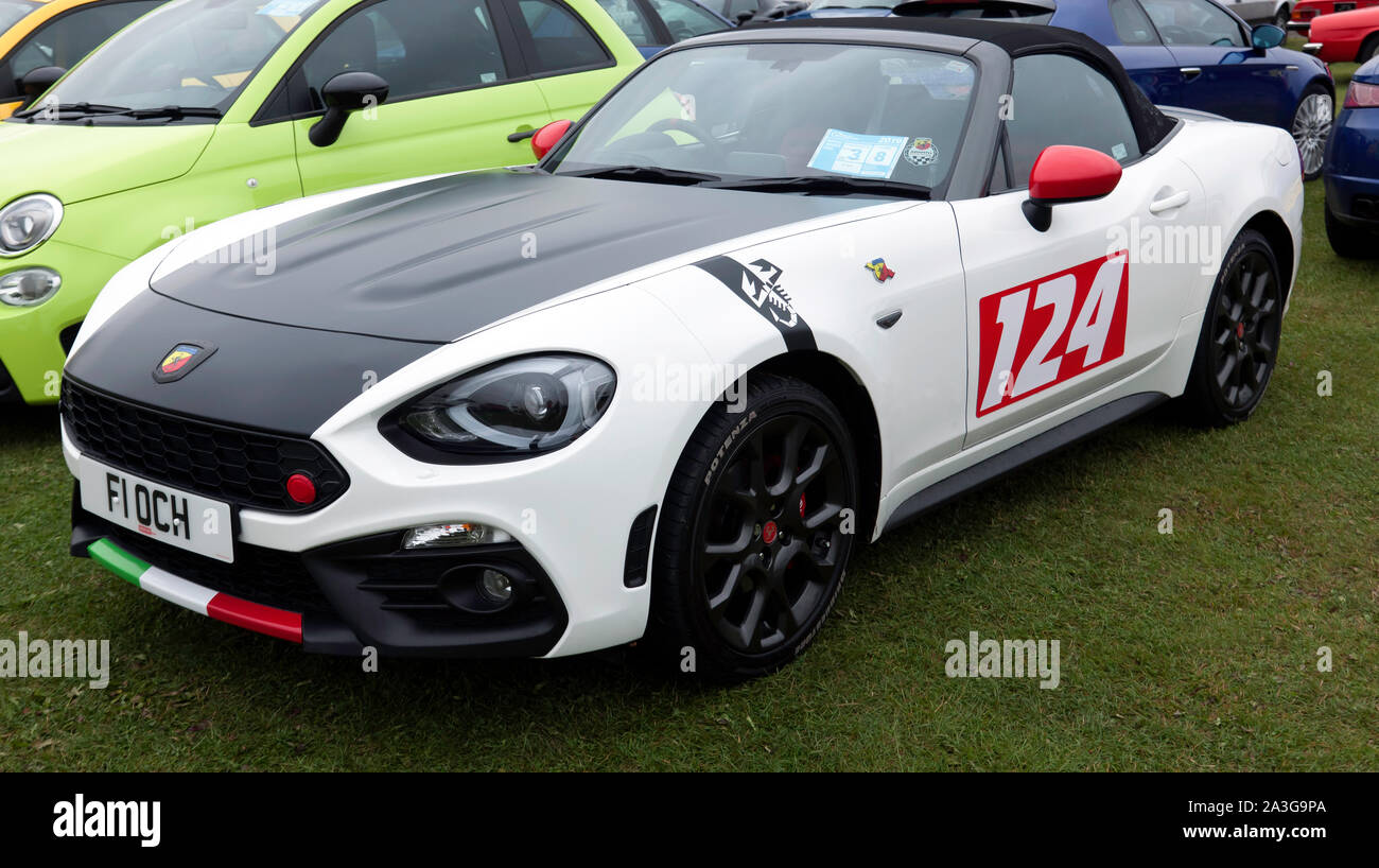 Three-Quarter vista frontale del 2017, Abarth 124 Spider sul display in automobile club zona del 2019 Silverstone Classic Foto Stock