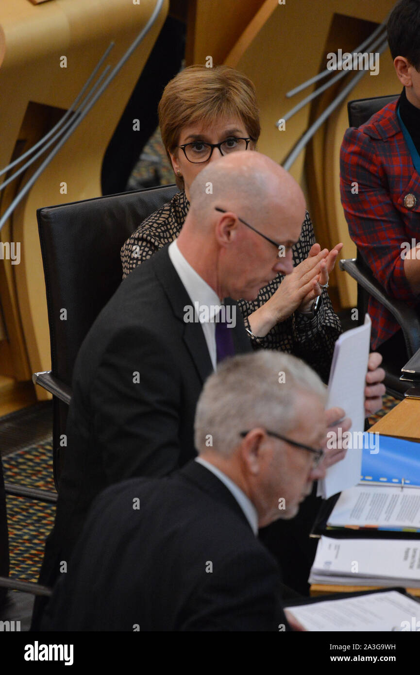 Edinburgh, 8 ottobre 2019. Nella foto: (L-R) Nicola Storione MSP - Primo ministro di Scozia e il Leader del Partito nazionale scozzese (SNP); John Swinney MSP - Depute Primo Ministro di Scozia. Il rapporto è stato pubblicato che dettaglia la gamma di provvedimenti messi in atto dal governo scozzese per attenuare un 'no deal' Brexit. Credito: Colin Fisher/Alamy Live News Foto Stock