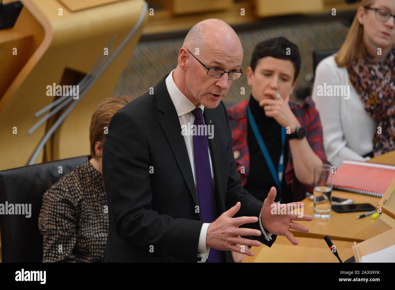 Edinburgh, Regno Unito. 08 ott 2019. Edinburgh, 8 ottobre 2019. Nella foto: John Swinney MSP - Depute Primo Ministro di Scozia. Il rapporto è stato pubblicato che dettaglia la gamma di provvedimenti messi in atto dal governo scozzese per attenuare un 'no deal' Brexit. In una dichiarazione al Parlamento Scozzese, il Vice Primo Ministro John Swinney ha detto: "Il documento che abbiamo pubblicato oggi stabilisce non solo le misure che si stanno prendendo per mitigare gli impatti peggiore di un 'no deal' Brexit, ma anche i settori in cui si richiedono azione da parte del governo del Regno Unito. Credito: Colin Fisher/Alamy Live News Foto Stock