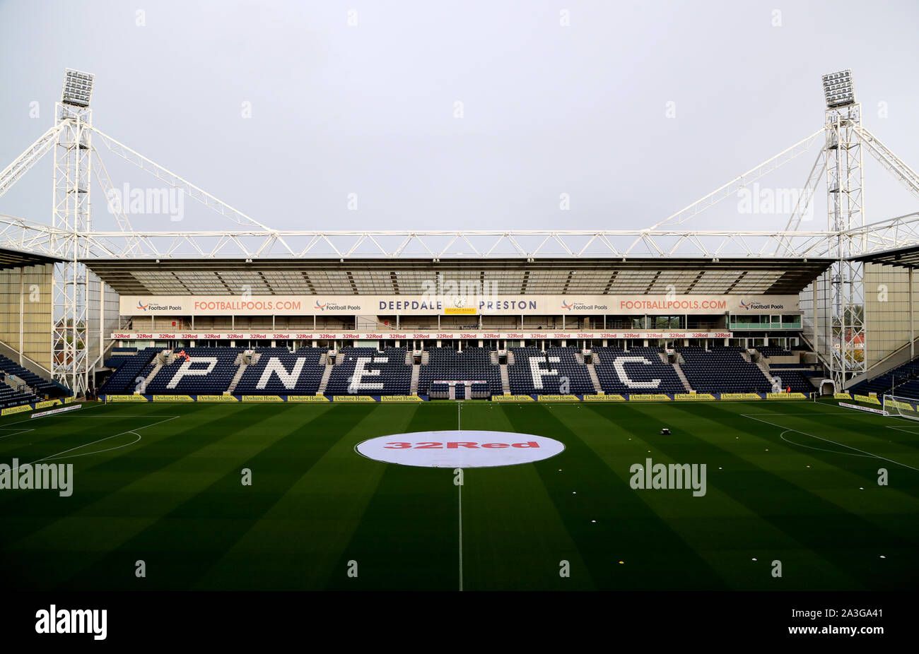 Una vista generale dello stadio prima dell'inizio del Carabao Cup, terzo round il match in Deepdale Stadium, Preston Foto Stock