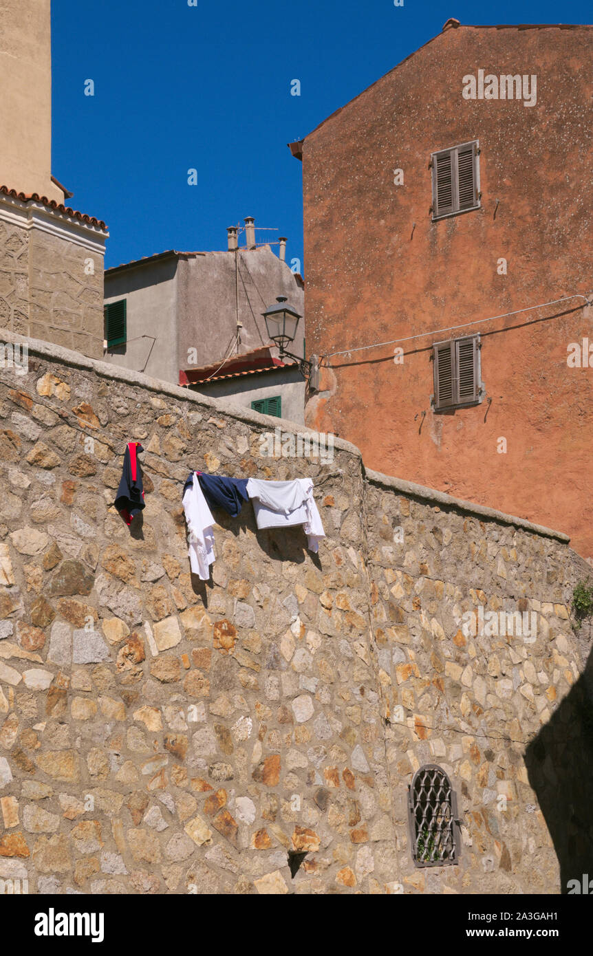 Servizio lavanderia appesa fuori le case, Giglio Castello, l'Isola del  Giglio, Toscana, Italia Foto stock - Alamy