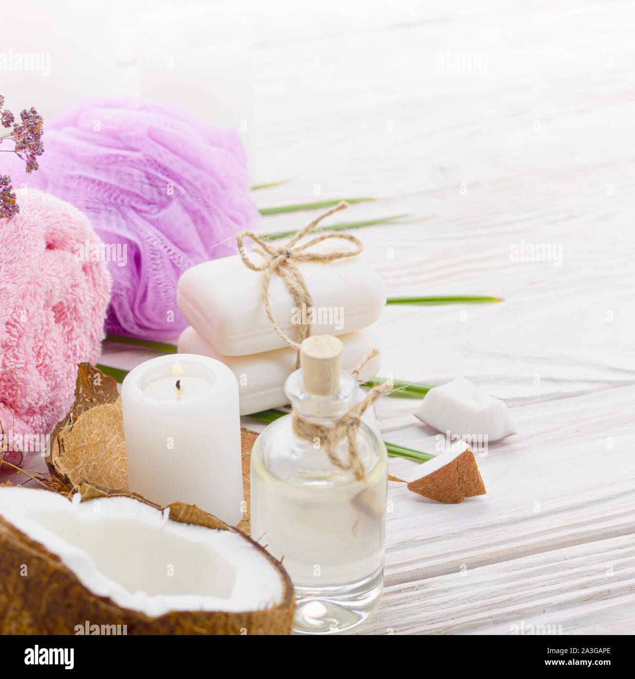 Cura del corpo sapone di olio di cocco e il set di candele sul tavolo bianco Foto Stock