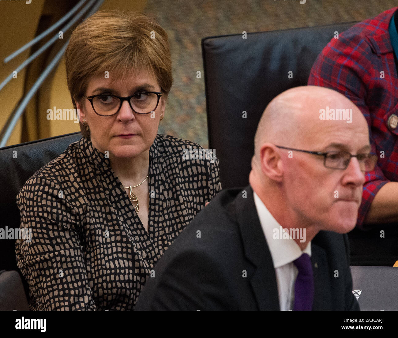 Edinburgh, 8 ottobre 2019. Nella foto: (L-R) Nicola Storione MSP - Primo ministro di Scozia e il Leader del Partito nazionale scozzese (SNP); John Swinney MSP - Depute Primo Ministro di Scozia. Il rapporto è stato pubblicato che dettaglia la gamma di provvedimenti messi in atto dal governo scozzese per attenuare un 'no deal' Brexit. Credito: Colin Fisher/Alamy Live News Foto Stock