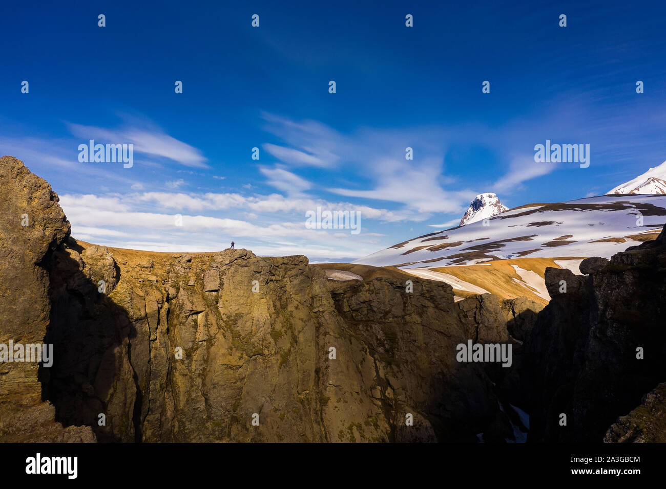 Fotografo battenti un drone, Asgardsgljufur Canyon, Mt. Kerlingafjol, Highlands Centrali, Islanda Foto Stock