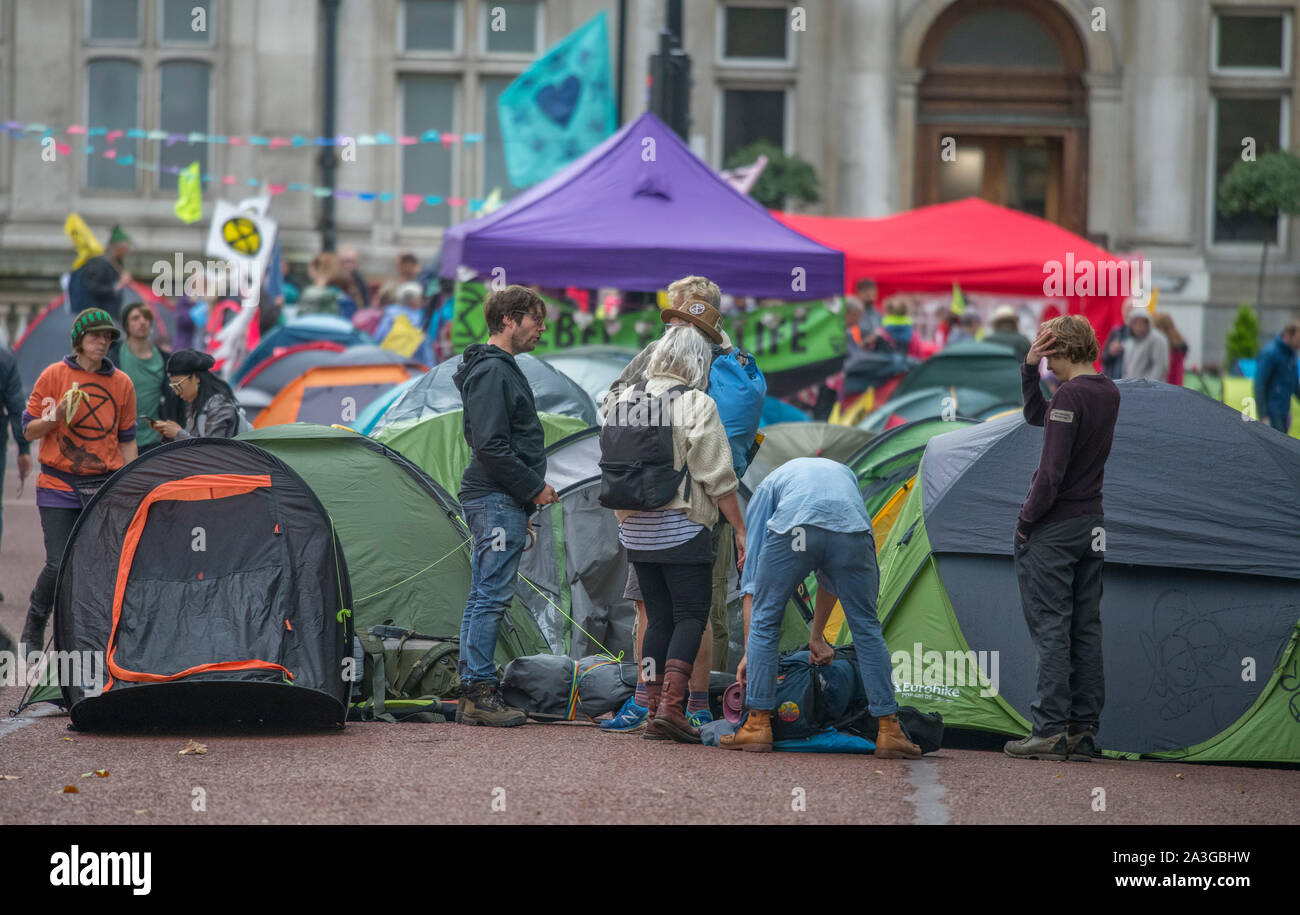 Westminster, Londra, Regno Unito. 8 ottobre 2019. Estinzione della ribellione attivisti bloccano strade intorno a Westminster in un secondo giorno di cambiamenti climatici dimostrazioni. Blocco di accampamenti Horse Guards Road, riversandosi su St James Park. Credito: Malcolm Park/Alamy Live News. Foto Stock