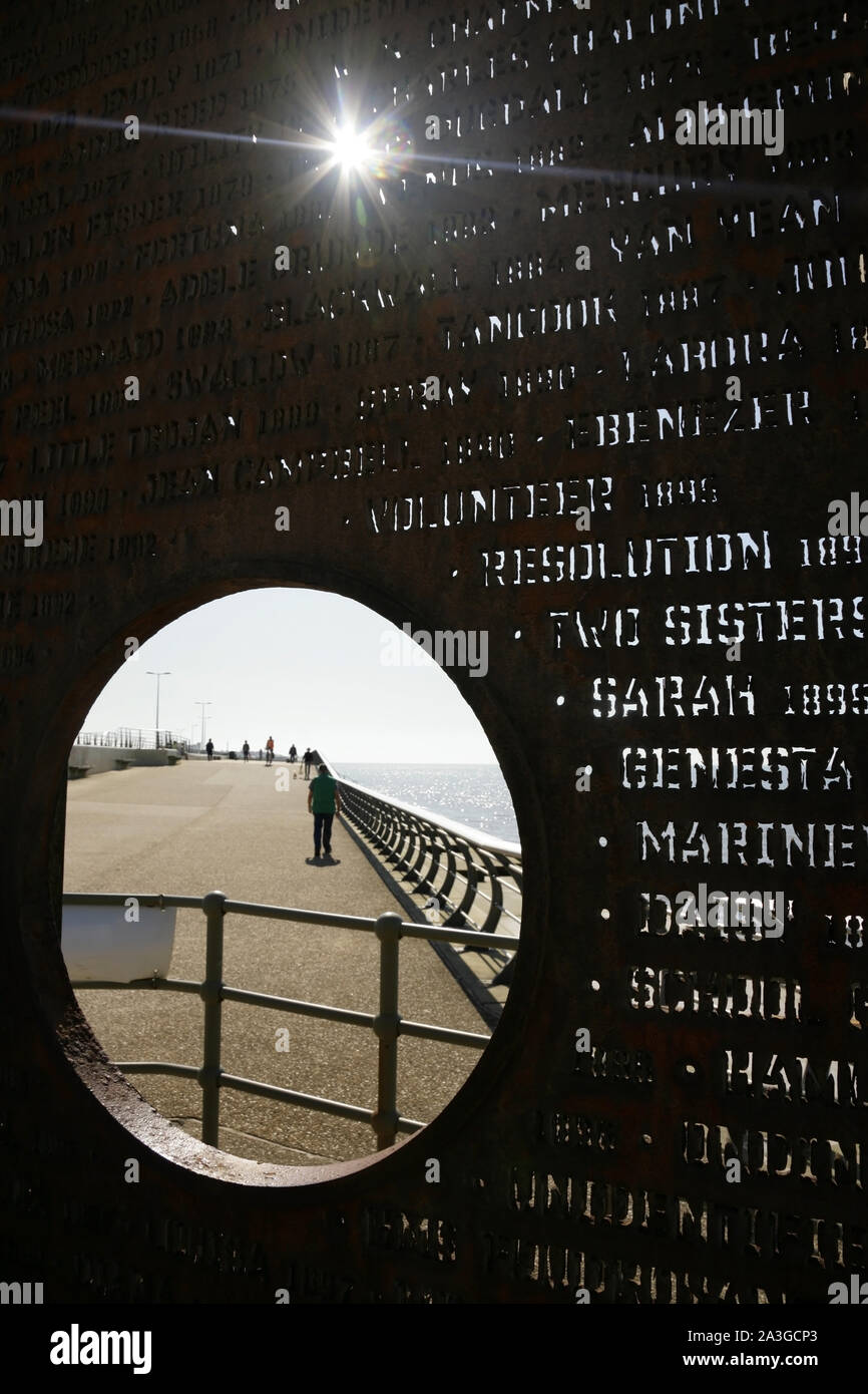 Naufragio Memorial sul lungomare, Cleveleys, Nr Blackpool, costa di Fylde, Regno Unito. Foto Stock