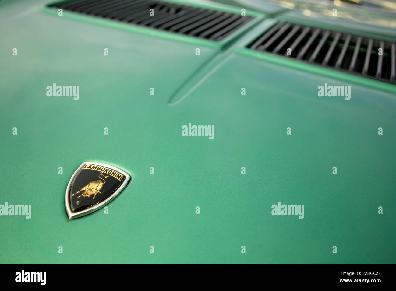 Cofano e distintivo del verde metallizzato Lamborghini Miura sportscar. Foto Stock