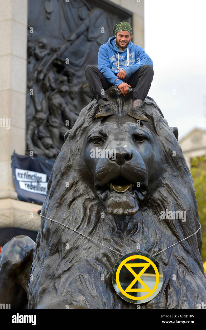 Londra, Regno Unito. 8 ottobre 2019. Estinzione della ribellione proteste portare il centro di Londra da una battuta di arresto per una seconda giornata. Credito: PjrFoto/Alamy Live News Foto Stock