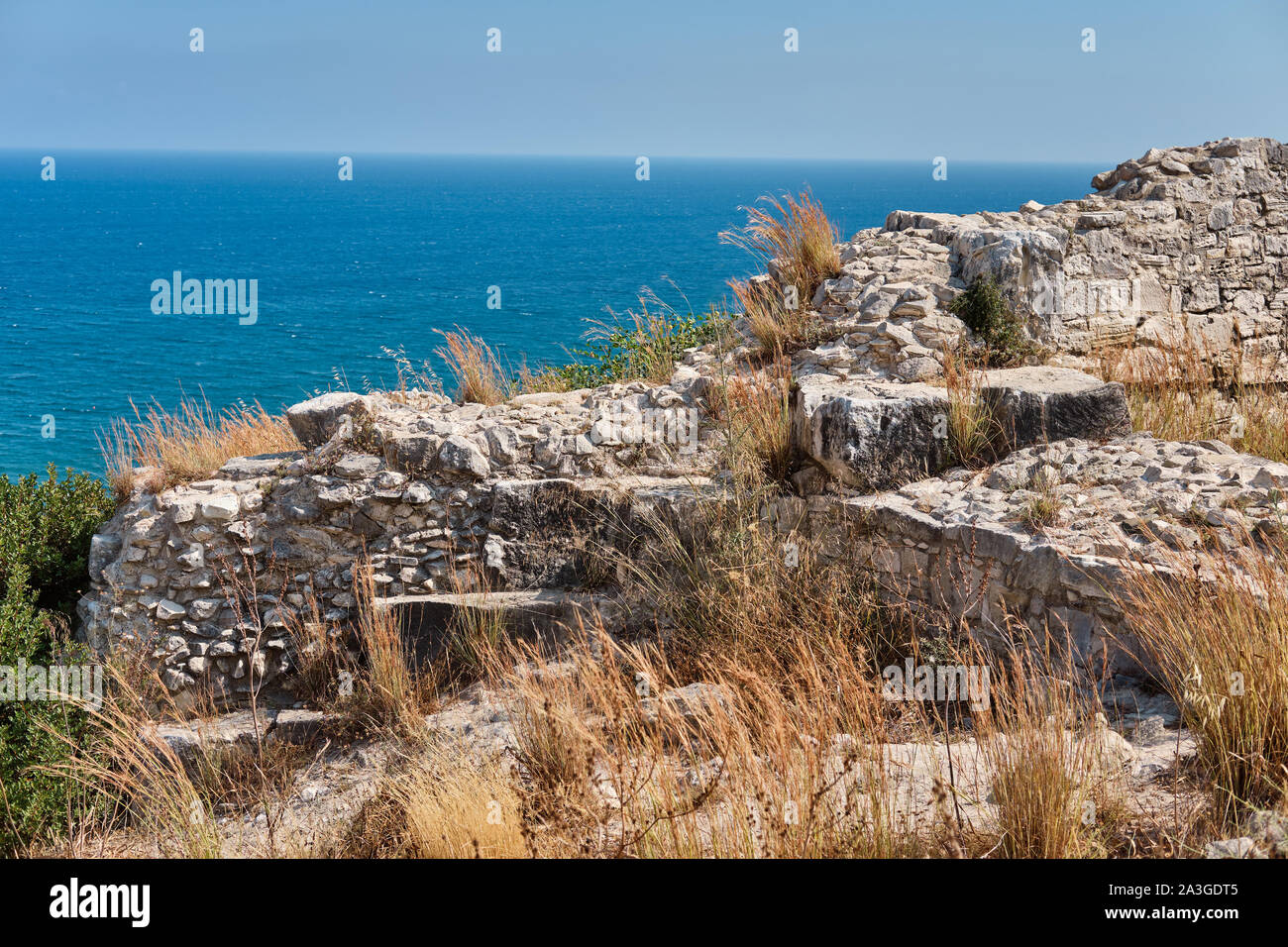 Vista su un le rovine del Santuario di Apollo Hylates situato presso la spiaggia dell'azzurro mare mediterraneo. Vicino a 3 chilometri a ovest del Greco antico per Foto Stock