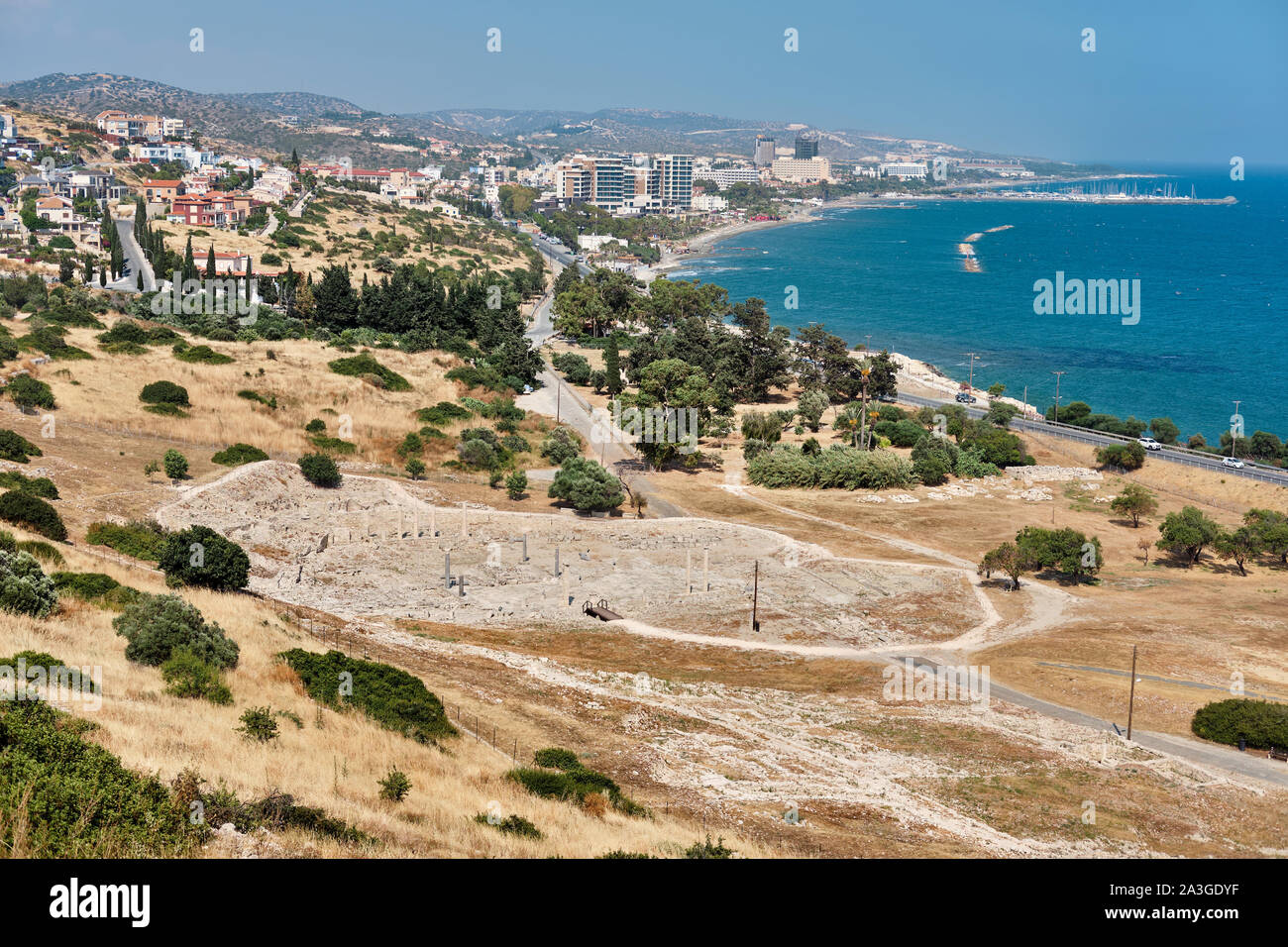Vista panoramica su un vecchio le rovine del Santuario di Apollo Hylates situato presso la spiaggia dell'azzurro mare mediterraneo. Vicino a 3 chilometri a ovest di A Foto Stock