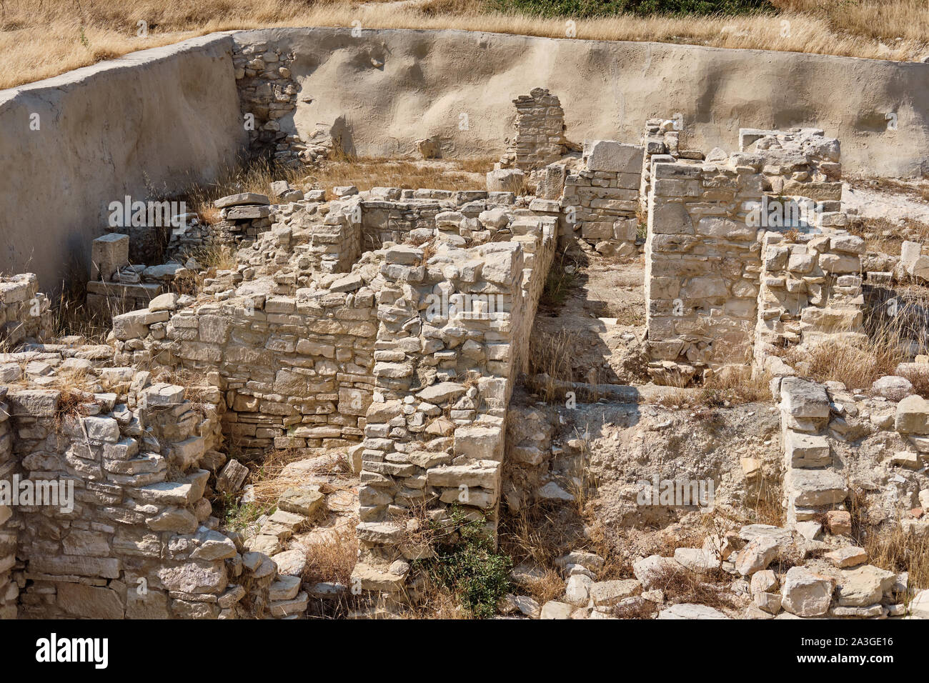 Imponenti antichi resti del santuario di Apollo Hylates situato presso la spiaggia dell'azzurro mare mediterraneo. Vicino a 3 chilometri a ovest del Greco antico Foto Stock