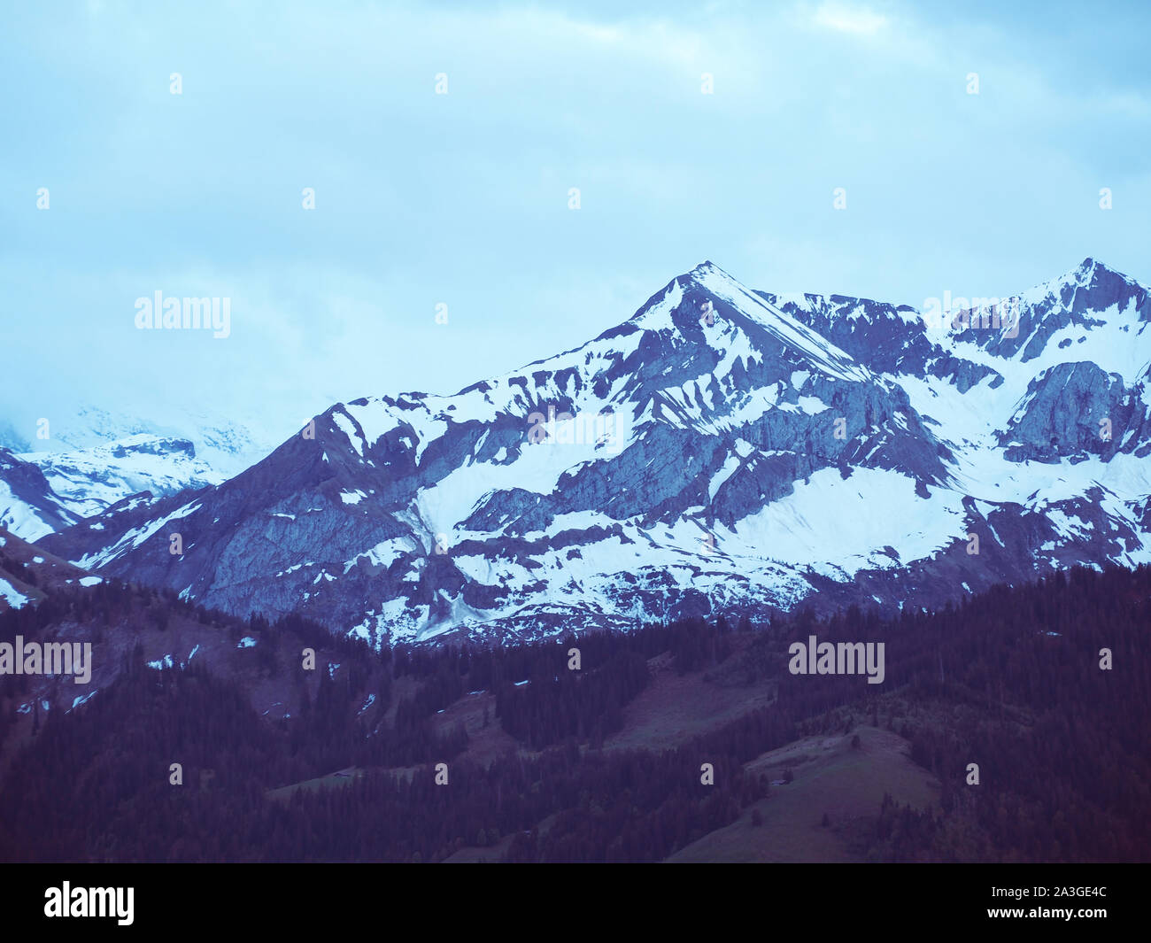 Beatenberg con montagne innevate bianche sul retro Foto Stock