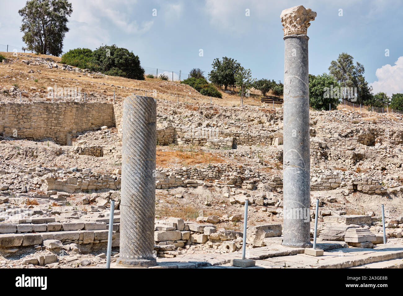 Rovine arcaico e colonne del Santuario di Apollo Hylates situato presso la spiaggia dell'azzurro mare mediterraneo. Vicino a 3 chilometri a ovest di Ancien Foto Stock