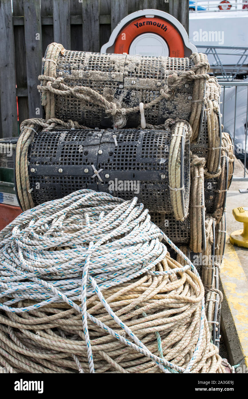 Gamberetti bicchieri impilati sulla banchina a Yarmouth, Isola di Wight Foto Stock