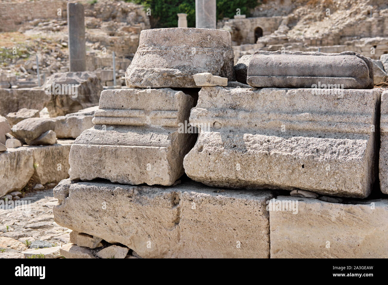 Antiche rovine e le colonne del Santuario di Apollo Hylates situato presso la spiaggia dell'azzurro mare mediterraneo. Vicino a 3 chilometri a ovest di Ancien Foto Stock