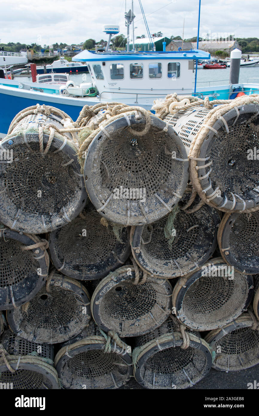 Gamberetti bicchieri impilati sulla banchina a Yarmouth, Isola di Wight Foto Stock