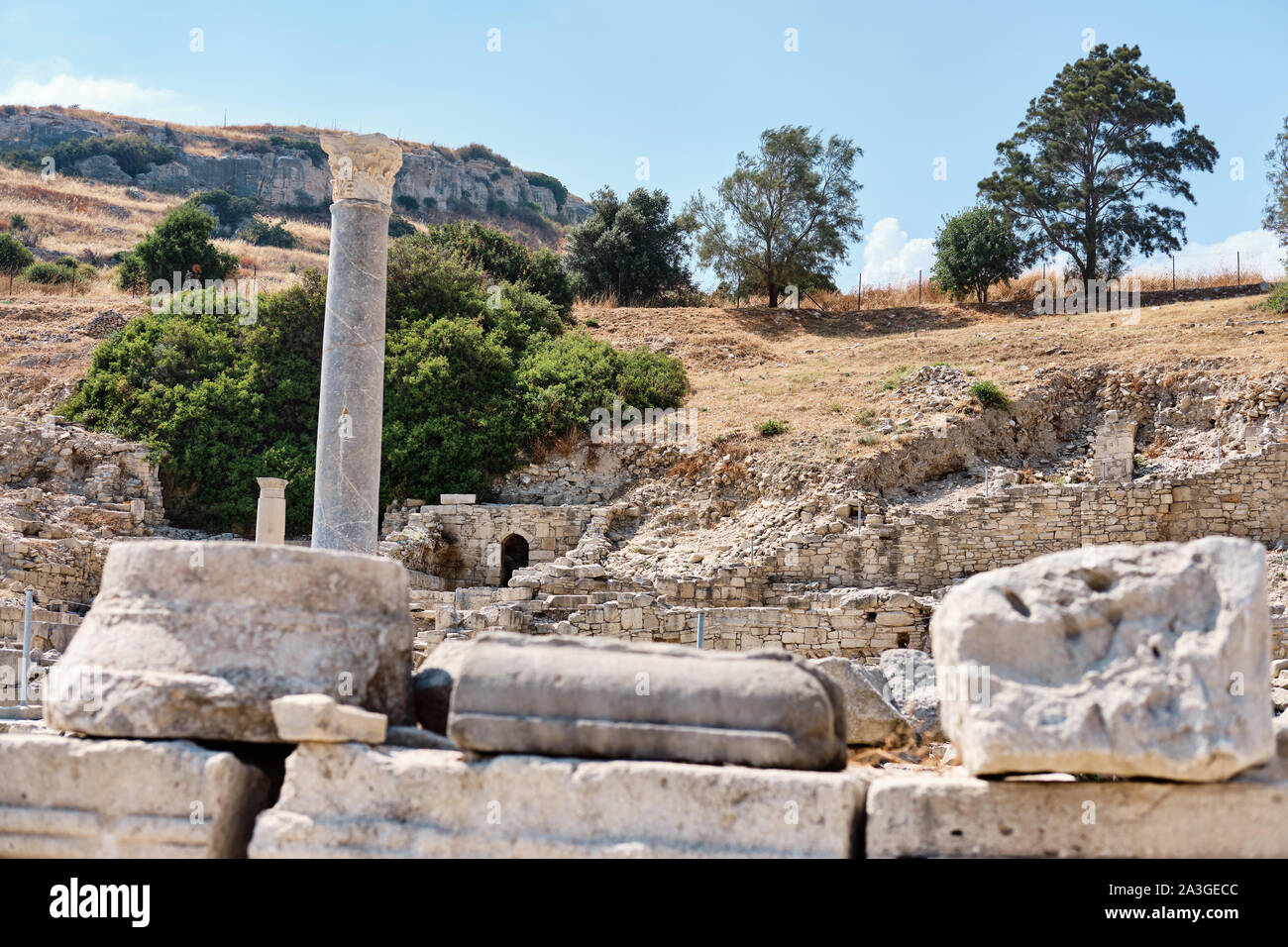 Le antiche rovine e le colonne del Santuario di Apollo Hylates situato presso la spiaggia dell'azzurro mare mediterraneo. Nei pressi della città greca di Kourion. Lima Foto Stock