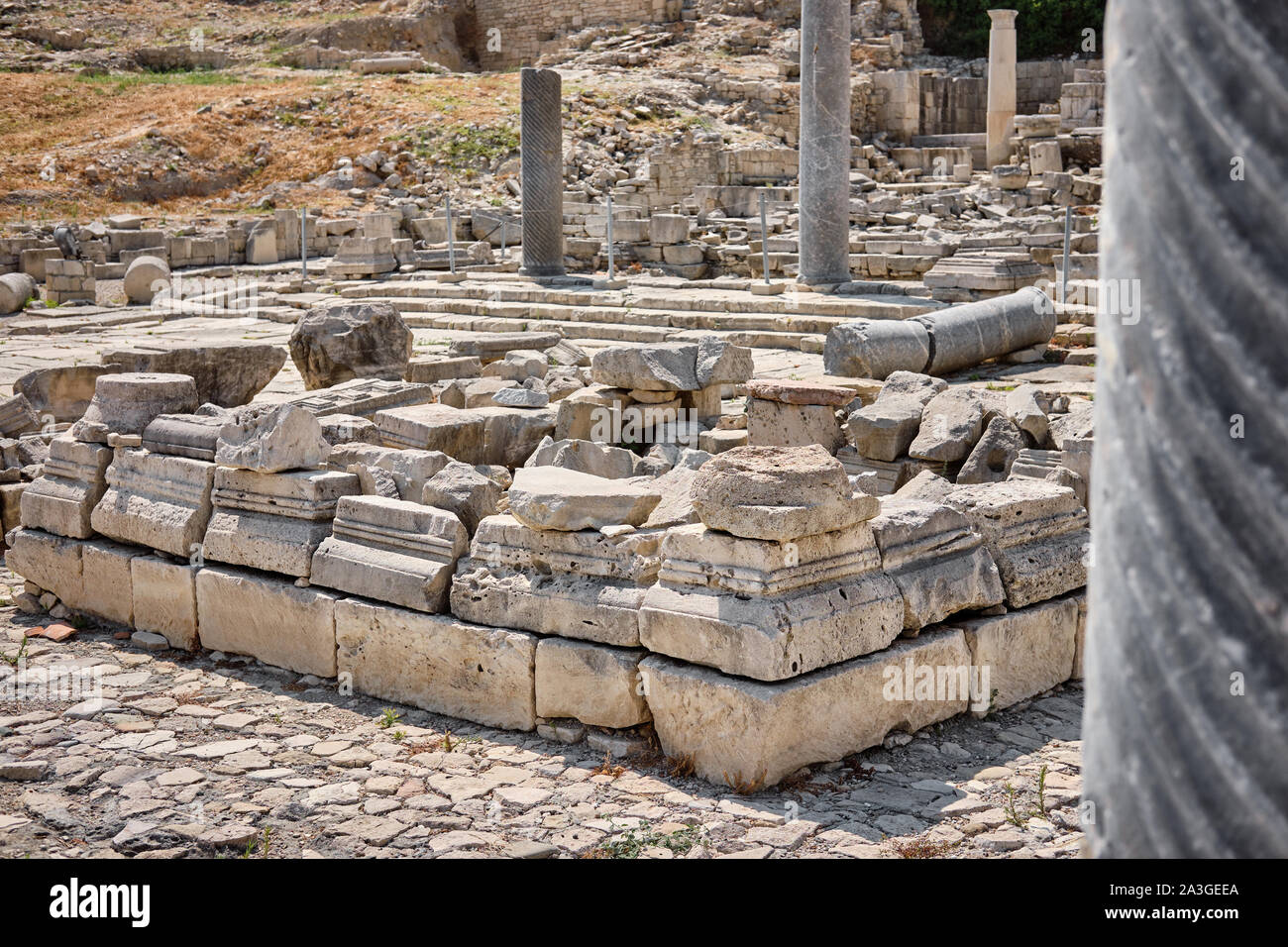 Rovine antiche e colonne del Santuario di Apollo Hylates situato presso la spiaggia dell'azzurro mare mediterraneo. Vicino a 3 chilometri a ovest di Ancien Foto Stock
