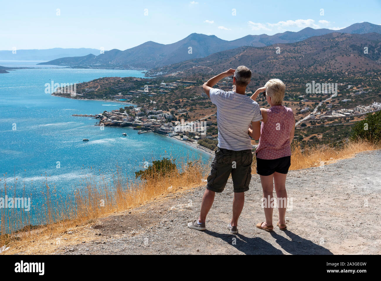 La Plaka, orientale di Creta, Grecia. Settembre 2019. I turisti si affacciano sul villaggio costiero di Plaka e il Mirabello mare da una strada di montagna Foto Stock