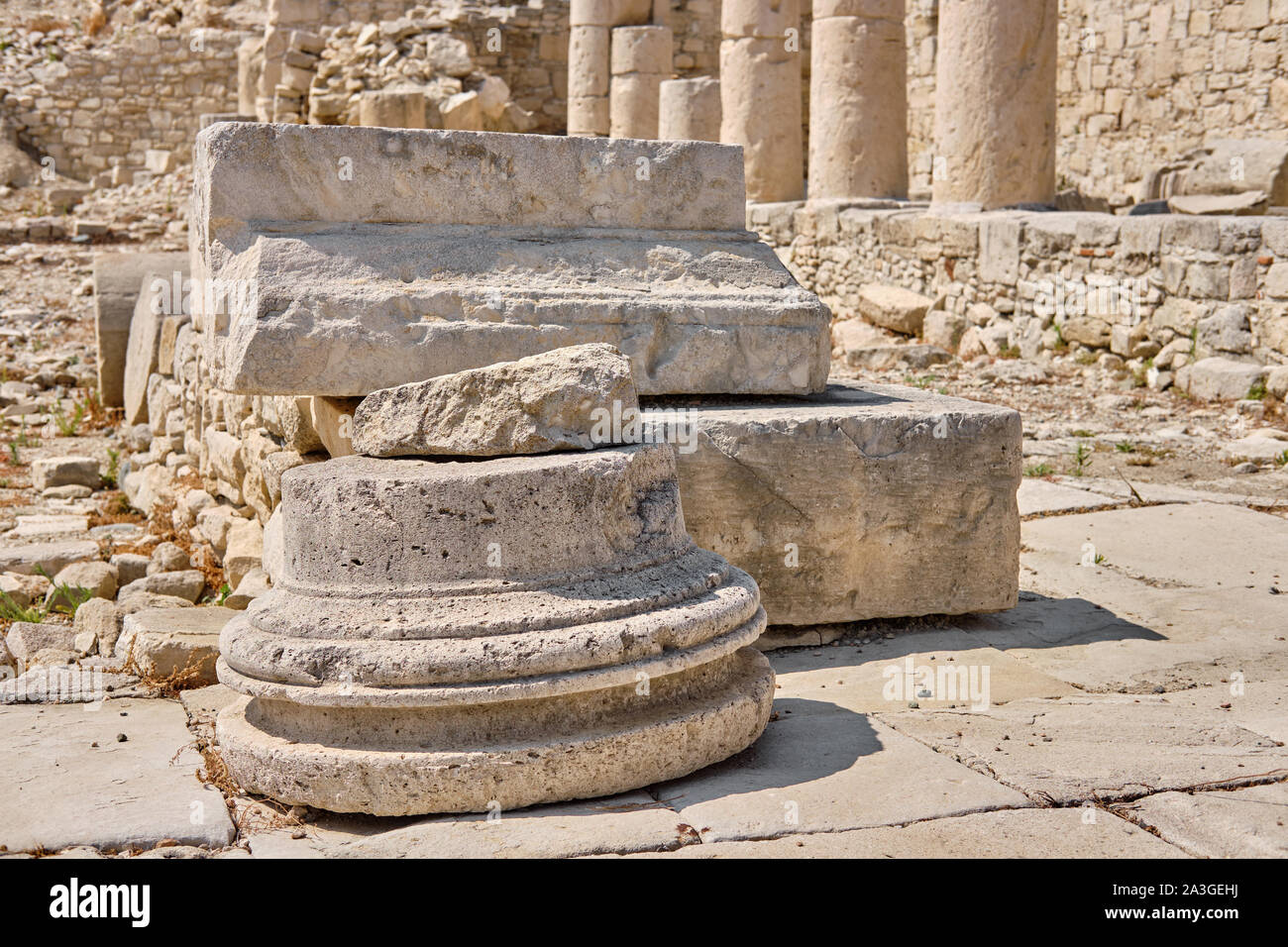 Maestose rovine e le colonne del Santuario di Apollo Hylates situato presso la spiaggia dell'azzurro mare mediterraneo. Vicino a 3 chilometri a ovest di Ancien Foto Stock