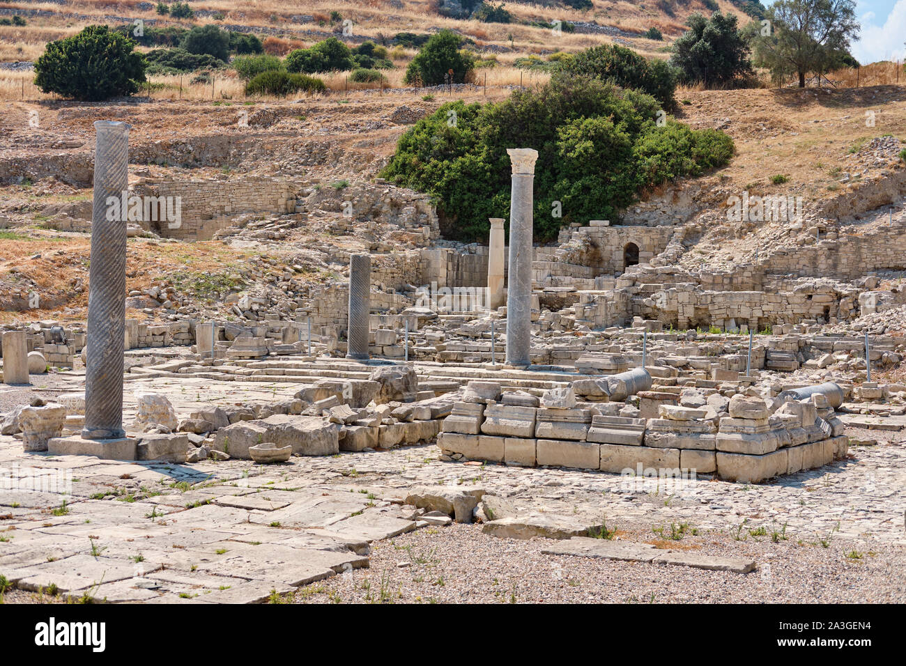 Le antiche rovine del Santuario di Apollo Hylates situato presso la spiaggia del bellissimo Mar Mediterraneo. Vicino a 3 chilometri a ovest della antica città greca Foto Stock