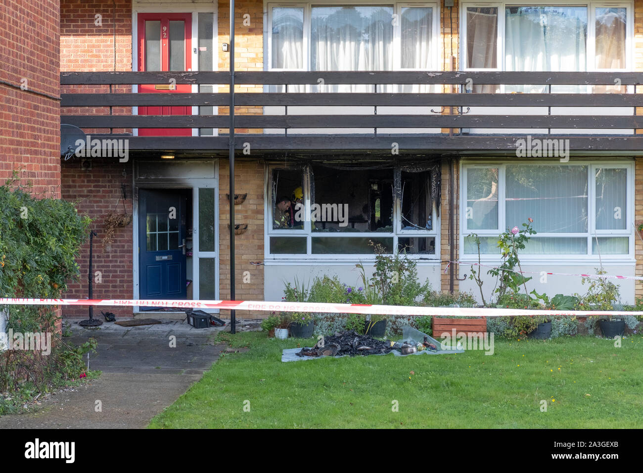 Salisbury, Wiltshire, Regno Unito. 8 Ott 2019. Fire travolge un consiglio piatta in Norfolk Road Harnham Salisbury Wilts. Resident arrestato questa mattina . Il residente è stato spostato in una riparata piatta alloggiamento dopo essere stato spostarsi da hostel John Baker casa dopo l'attacco Novichok in Salisbury. Credito: pcpexclusive/Alamy Live News Foto Stock