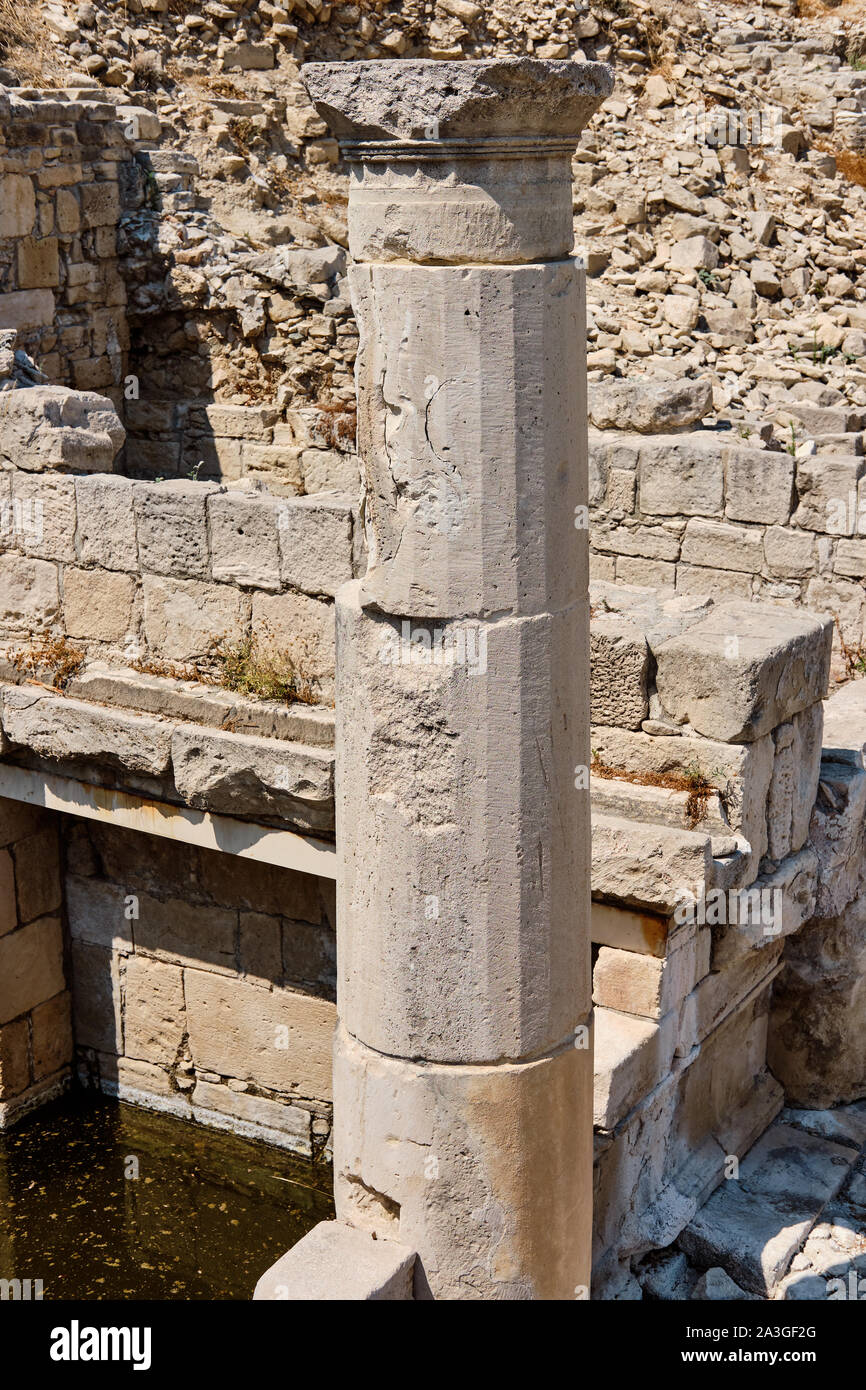 Le antiche rovine del Santuario di Apollo Hylates situato presso la spiaggia dell'azzurro mare mediterraneo. Nei pressi della città greca di Kourion. Limassol, Episko Foto Stock