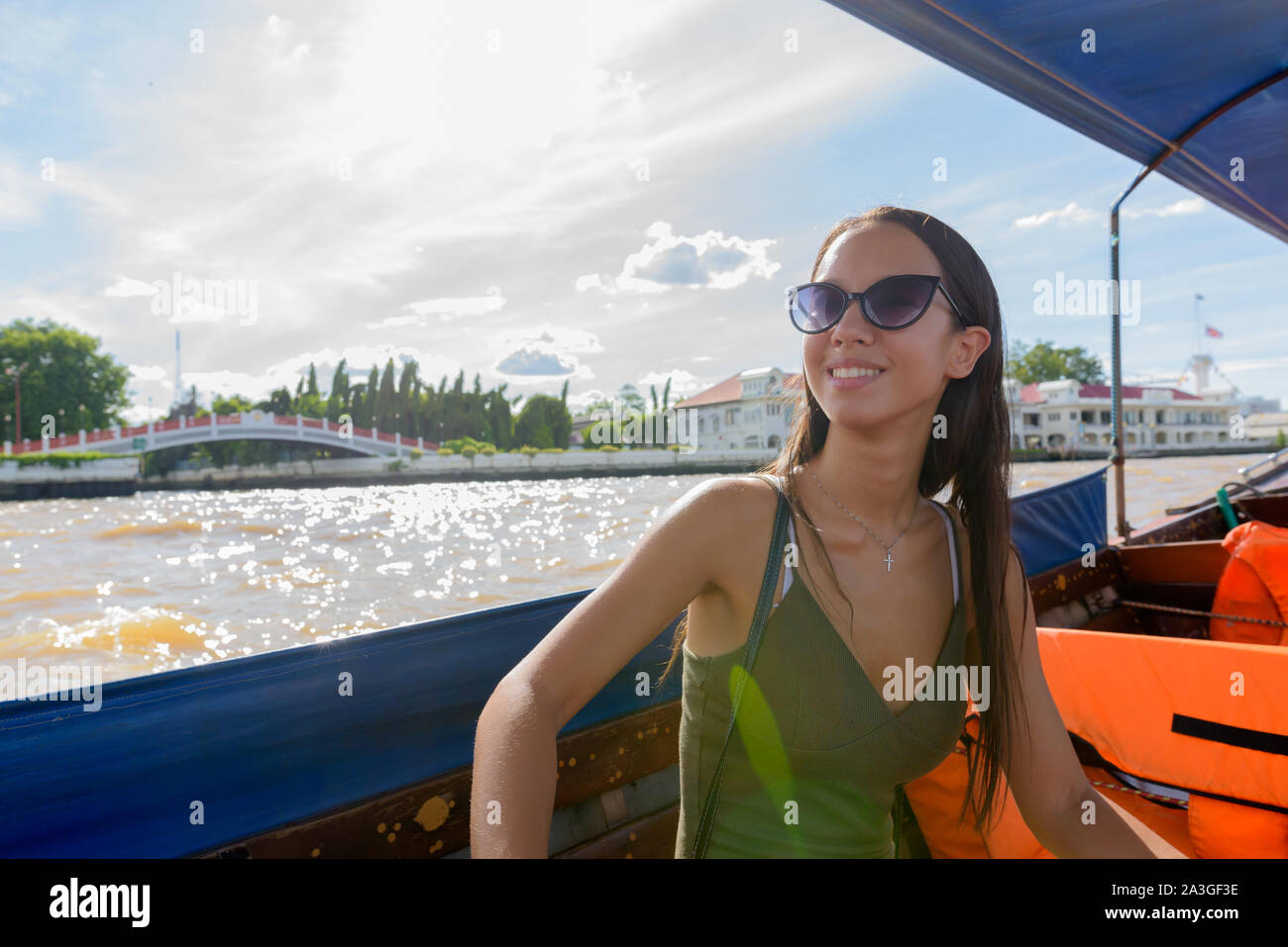 Donna turistiche per visitare la città di Bangkok con battello fluviale Foto Stock