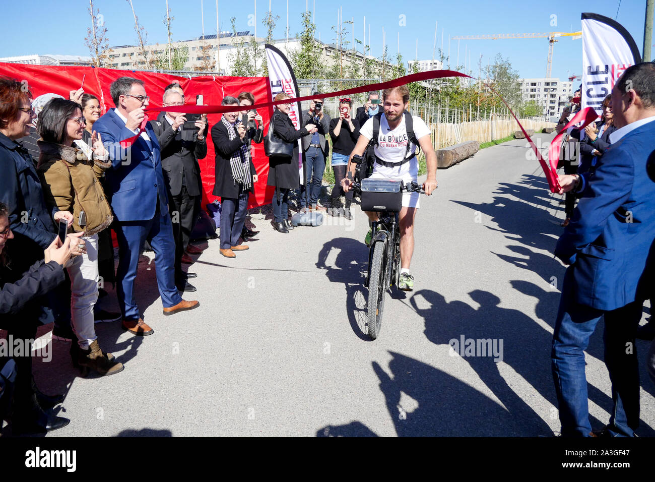 Nastro rosso Tour: Jeremy Chalon arriva a Lione (Francia) dopo un 1600km lungo tour in bicicletta di Francia tenutosi a sensibilizzare la gente alla lotta contro il VIH Foto Stock