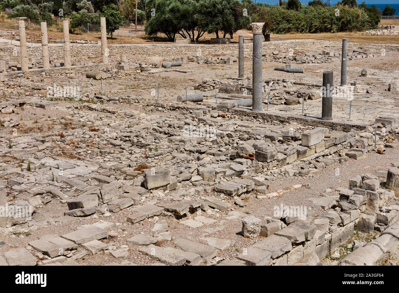 Rovine antiche e del santuario di Apollo Hylates situato presso la spiaggia dell'azzurro mare mediterraneo. Vicino a 3 chilometri a ovest del Greco antico Foto Stock