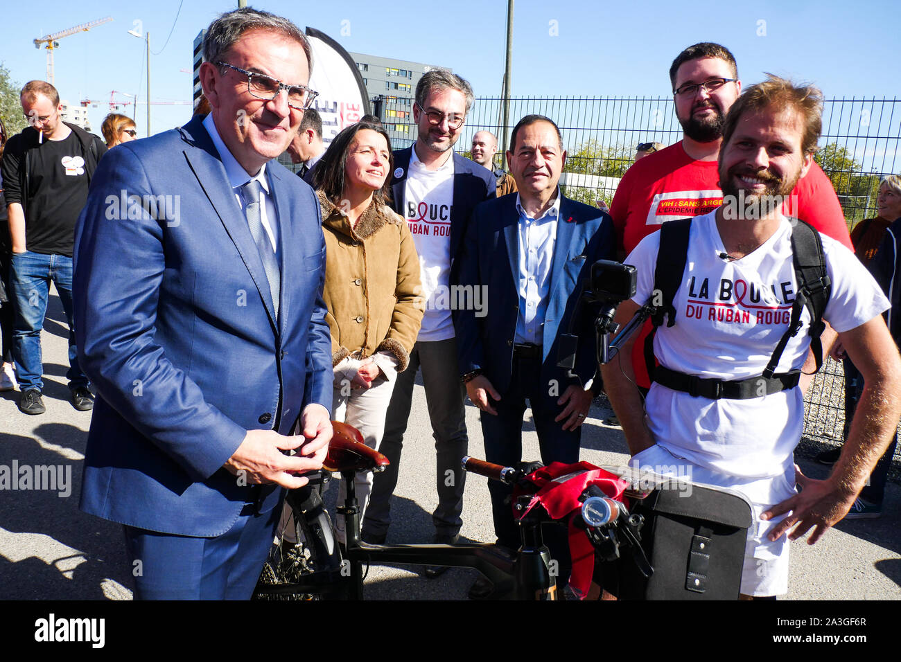 Nastro rosso Tour: Jeremy Chalon arriva a Lione (Francia) dopo un 1600km lungo tour in bicicletta di Francia tenutosi a sensibilizzare la gente alla lotta contro il VIH Foto Stock