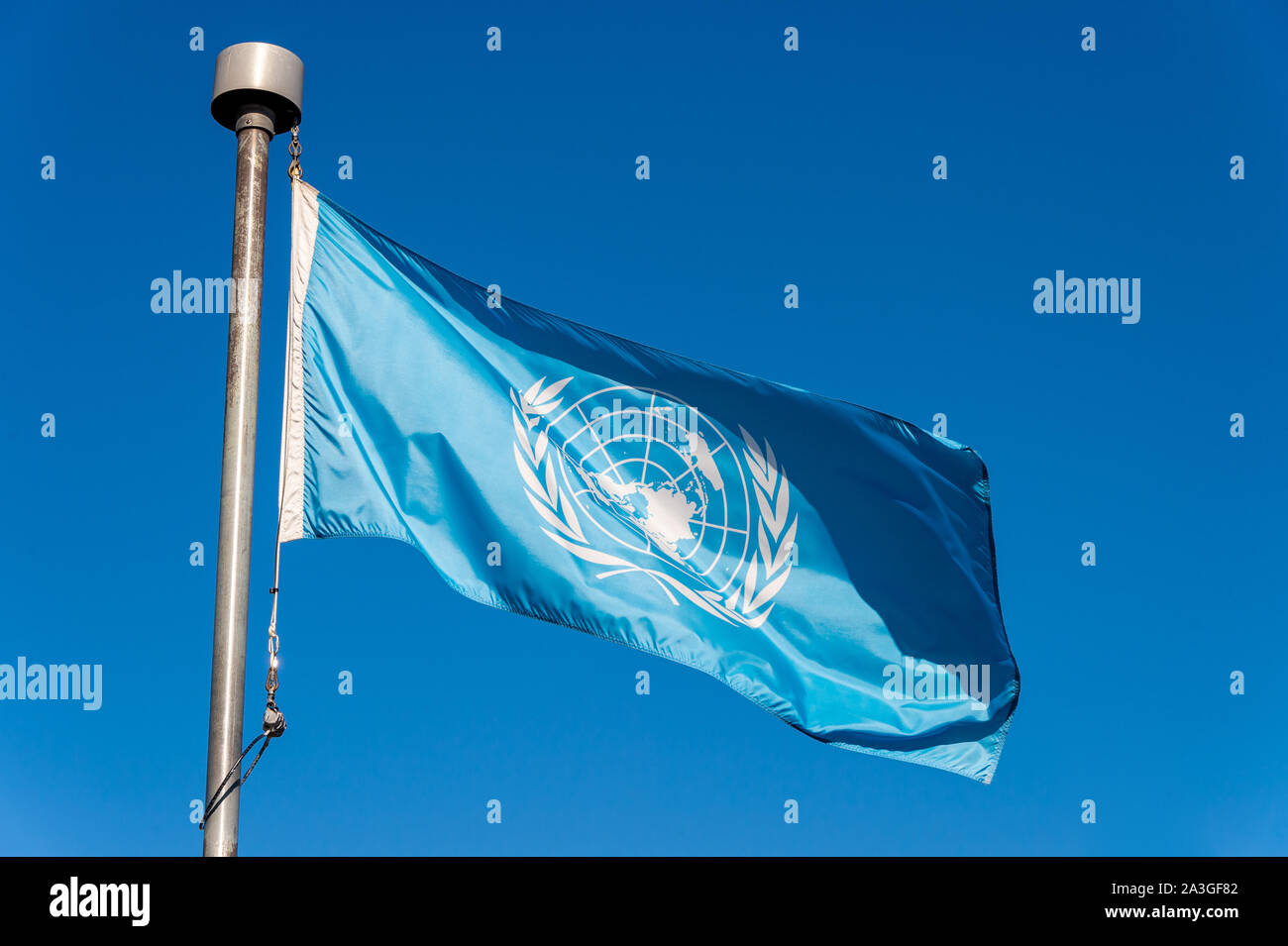 Bandiera delle Nazioni Unite oltre il cielo blu nella città di Québec Foto Stock
