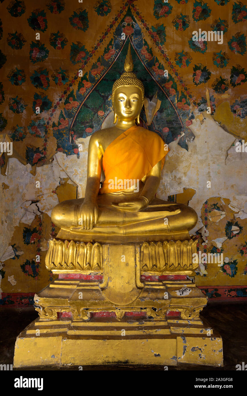 Golden statua del Buddha in Wat Arun a Bangkok, in Thailandia Foto Stock