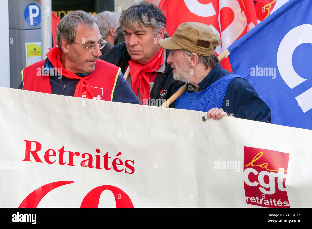 Ritirato salarymen marzo a Lione per protestare contro l'annunciata riforma delle pensioni, Lione, Francia Foto Stock