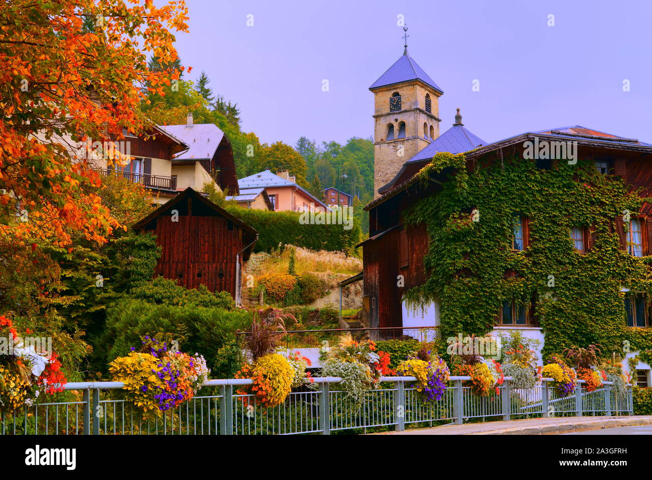 Pittoresco villaggio nelle Alpi francesi di alta Savoia a inizio autunno. Foto Stock