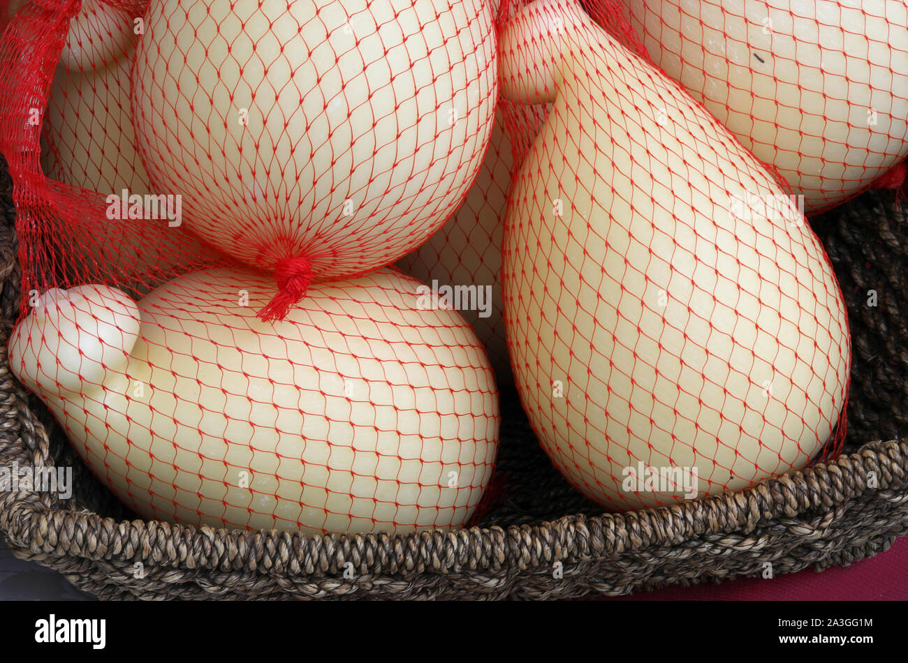 Formaggio italiano chiamato scamorza sul rosso netti per la vendita in Italia Foto Stock