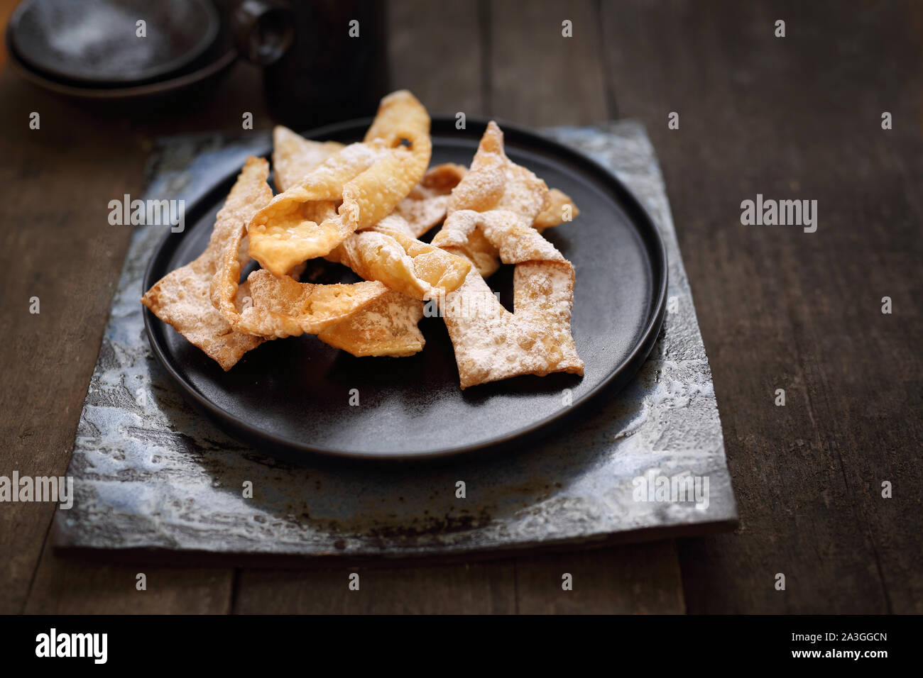 Pastafrolla tradizionale crepes con zucchero a velo, regionale i dolci di carnevale. Foto Stock