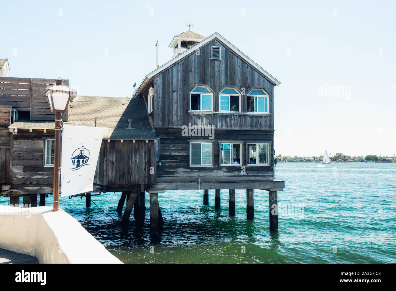 San Diego, California/USA - Agosto 11, 2019 San Diego Pier Cafe. Atmosfera unica a destra sull'acqua. Cafe situato nel Villaggio Seaport Foto Stock